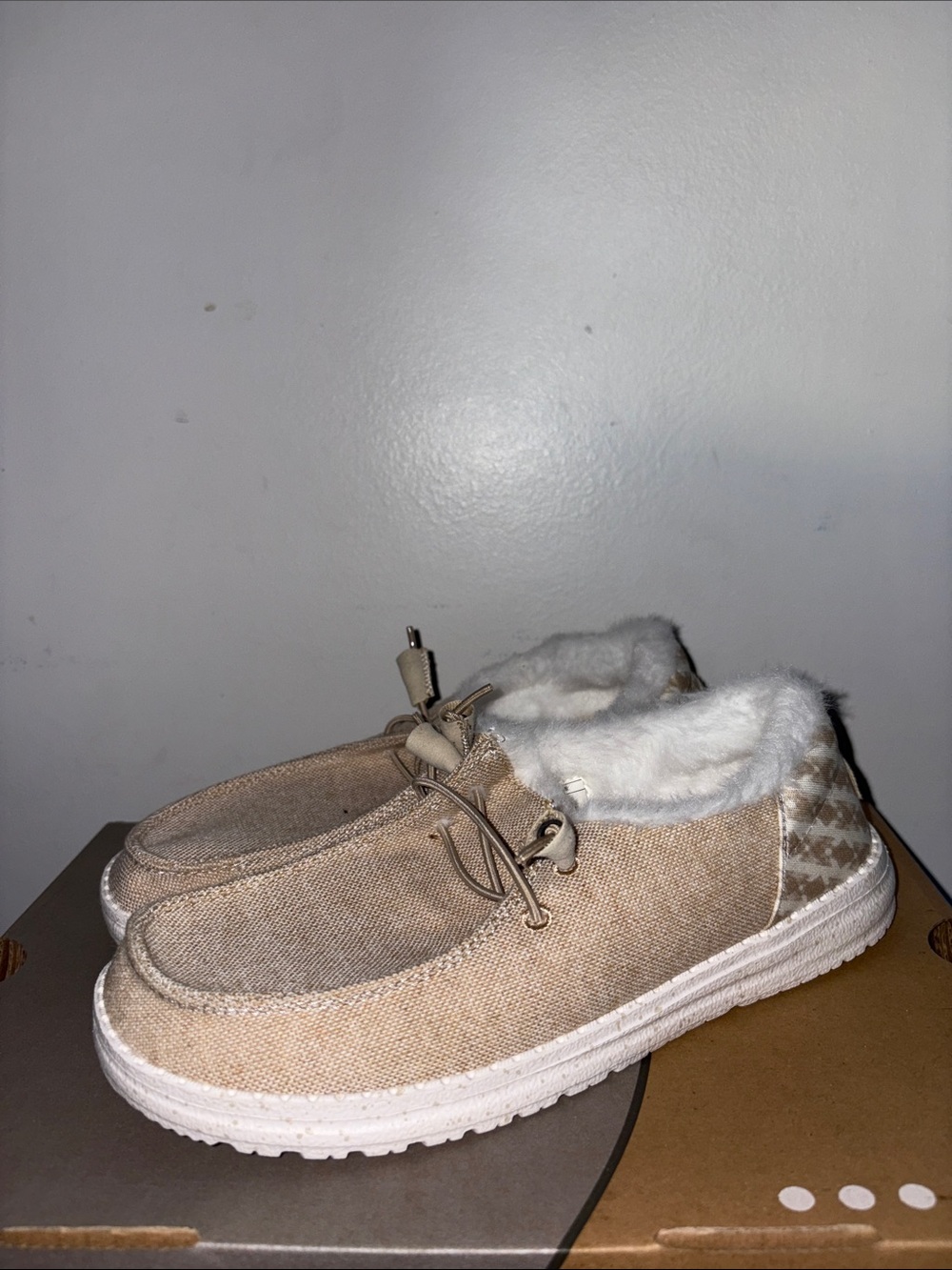 Hey Dude Beige Women’s Slip-On Loafers with Fuzzy Lining size 7